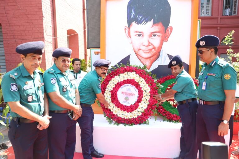 শেখ রাসেল এর প্রতিকৃতিতে সিএমপি কমিশনারের শ্রদ্ধা