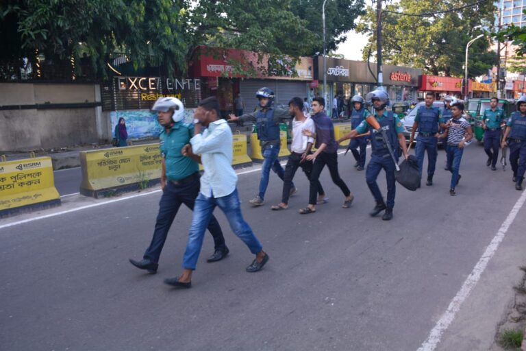 চট্টগ্রামে পুলিশের সঙ্গে স্বেচ্ছাসেবক দলের নেতাকর্মীদের সংঘর্ষ