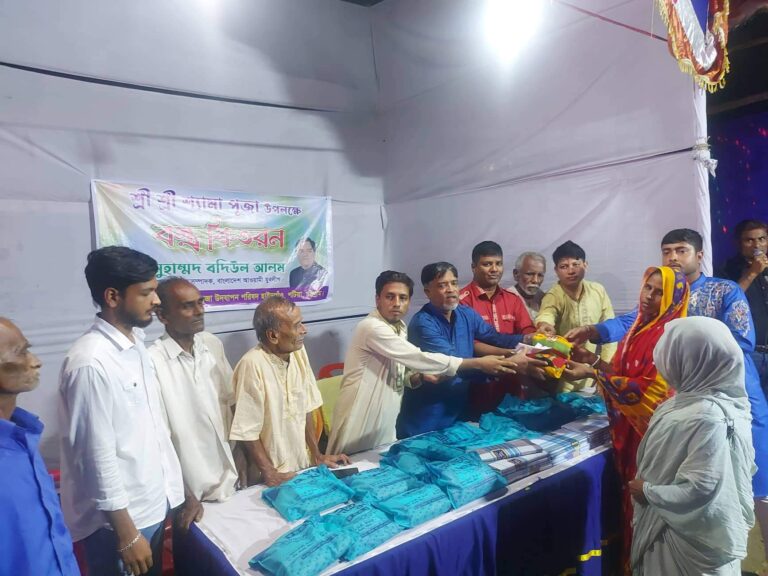 পটিয়ায় শ্যামা পূজায় বস্ত্র বিতরণ