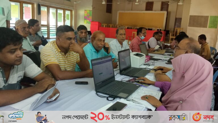 রাঙ্গুনিয়ায় তিনদিন ব্যাপী ভূমি উন্নয়ন কর মেলায় শেষ দিনে ভীড় বেশি 