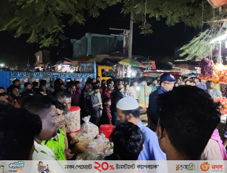 ফটিকছড়িতে ফুটপাত দখল করে দোকান নির্মাণ করায় জরিমানা