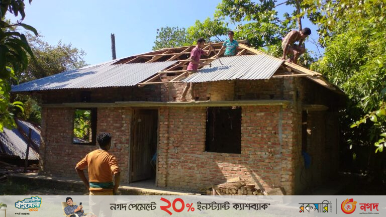 রাঙ্গুনিয়ায় আদালতের রায়ে গুড়িয়ে দেওয়া হয় অবৈধ বসতঘর