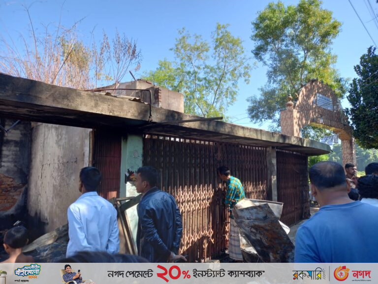 ফটিকছড়ি পৌরসভায় তিনটি দোকান আগুনে পুড়ে ছাই