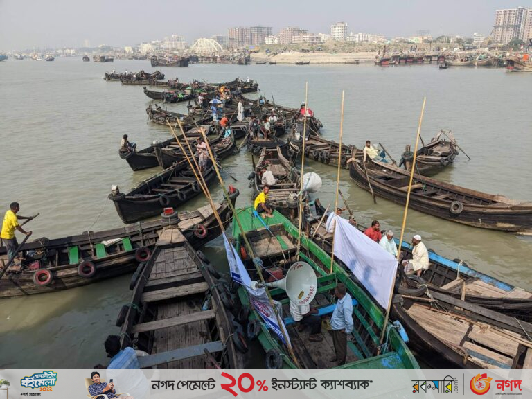 কর্ণফুলীর ২১৮১ অবৈধ স্থাপনা উচ্ছেদের দাবীতে মাঝ নদীতে অনশন