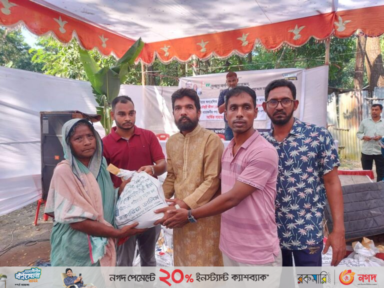 পটিয়ায় নজির আহমদ ফাউন্ডেশনের দুস্থদের মাঝে খাদ্য সামগ্রী বিতরণ