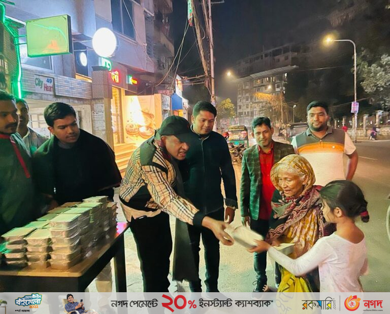 শীতের রাতে গরম পিঠা নিয়ে হাজির দূর্বার তারুণ্য