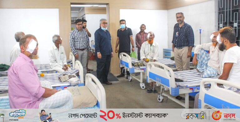 ১৯ প্রবীণের চোখের আলো ফিরিয়ে দিল মমতা