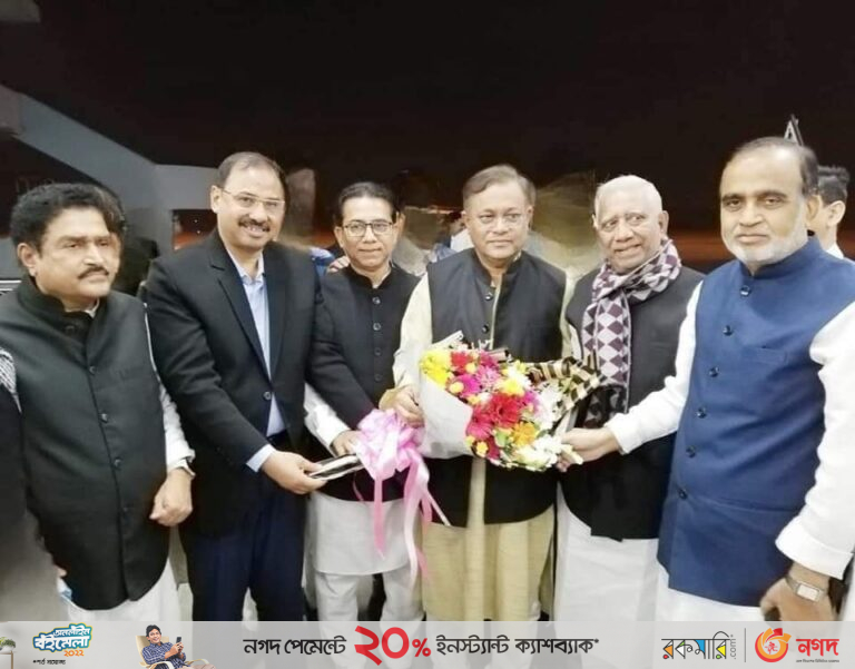 চট্টগ্রাম বিমানবন্দরে ফুলেল শুভেচ্ছা সিক্ত হলেন তথ্যমন্ত্রী