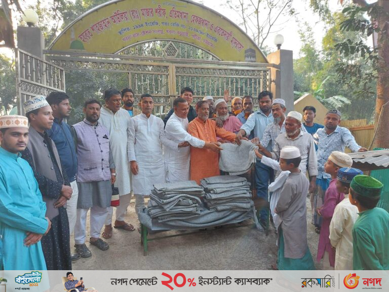 এতিম ছাত্রদের মাঝে অটোরিকশা শ্রমিক ইউনিয়নের খাবার ও কম্বল বিতরণ