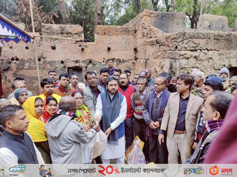 পটিয়ায় আগুনে ক্ষতিগ্রস্তদের মাঝে আ’লীগ নেতা নাছিরের সহায়তা
