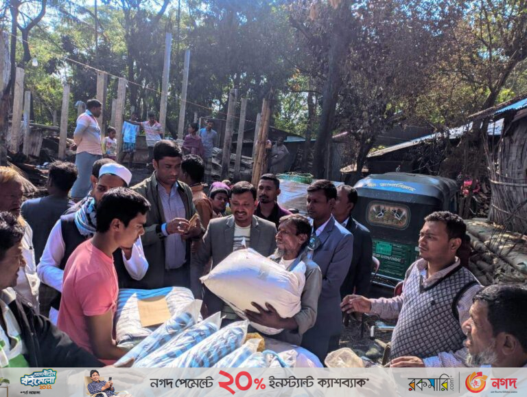 পটিয়ায় অগ্নিকান্ডে ক্ষতিগ্রস্তদের মাঝে ত্রান সহায়তা