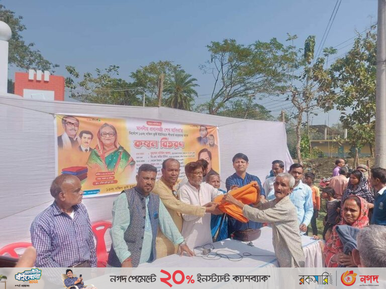 পটিয়ার দক্ষিণ ভূর্ষিতে অসহায় মানুষের পাশে বদিউল আলম