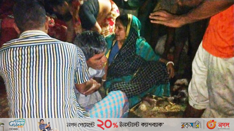আগুনে বসতঘর ও পাঁচ লক্ষ টাকা হারিয়ে নারায়ণ দেব’র হাহাকার