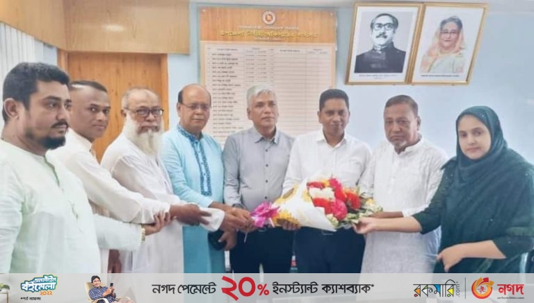 ইউএনওকে বরণ করলেন হাটহাজারী উপজেলা চেয়ারম্যান