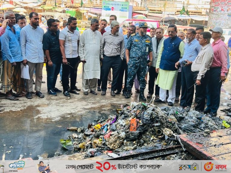 জলাবদ্ধতা নিরসনে নালা থেকে মাটি তুলছে চসিক