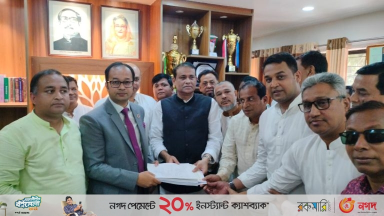 চট্টগ্রাম-১৩ আসনে মনোনয়নপত্র জমা দিলেন ভূমিমন্ত্রী সাইফুজ্জামান চৌধুরী