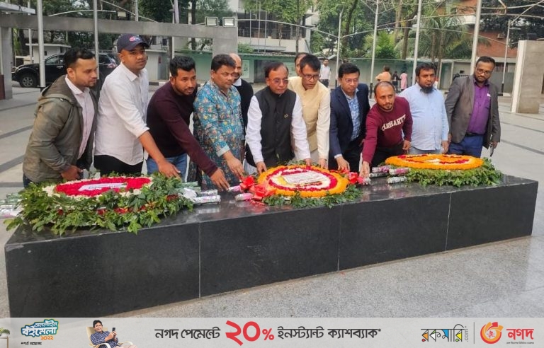 প্রার্থীতা ফিরে পেয়ে ধানমন্ডিতে বঙ্গবন্ধুর প্রতিকৃতিতে পুষ্পস্তবক অর্পণ করেন এম এ মোতালেব 