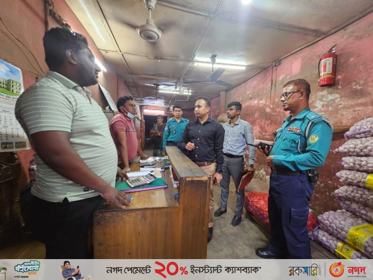 চট্টগ্রামে অস্থির পেঁয়াজের বাজার নিয়ন্ত্রণে খাতুনগঞ্জে অভিযান