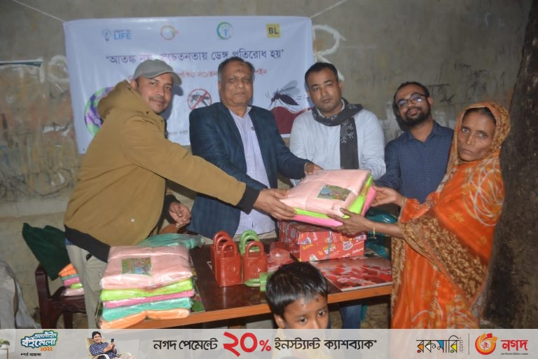 চট্টগ্রামের বস্তিতে মশারি ও স্যানিটারি ন্যাপকিন দিল স্বস্তি