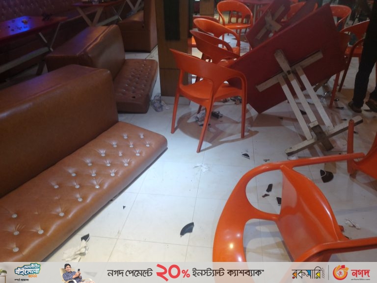 রাউজান পাহাড়তলী বাজারে আণ্ডা করিমের নেতৃত্বে রেস্টুরেন্টে হামলা, লুট