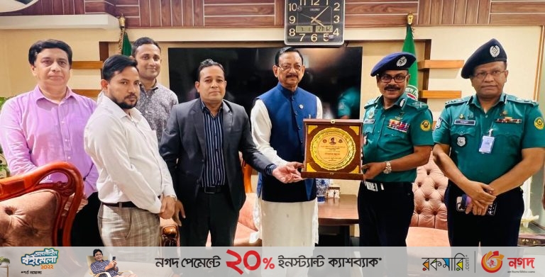 সিটি মেয়র রেজাউলের সাথে বিদায়ী পুলিশ কমিশনারের সৌজন্য সাক্ষাৎ