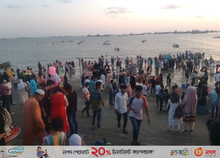 পতেঙ্গা সৈকতের সংকট: ঢেউয়ের শব্দ ঢেকে দিচ্ছে দোকানের চিৎকার