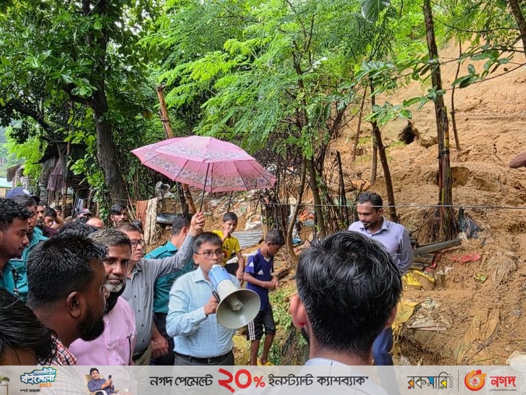 পাহাড় ধসের শঙ্কা :  ঝুঁকিপূর্ণ ঘরবাড়ি থেকে সরিয়ে নেওয়া হচ্ছে বাসিন্দাদের