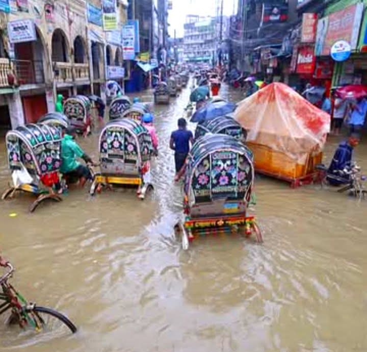 বৃষ্টিতে ডুবে গেছে চট্টগ্রাম নগরী, দুর্ভোগ চরমে