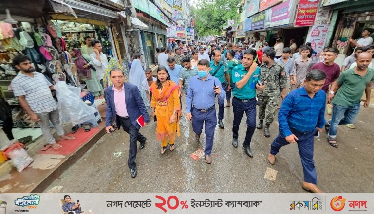 নিউ মার্কেট এলাকায় ১২টি মামলা, ১৭ হাজার টাকা জরিমানা