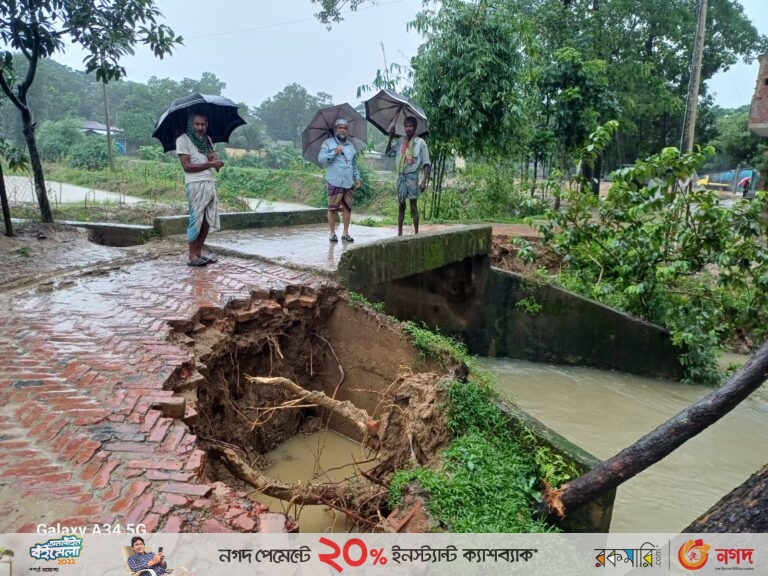 বাই খালের স্রোতে দফাদার পাড়া সংযোগ সড়ক ব্রিজের দু পাশে ভাঙন, যাতায়াতে ভোগান্তি