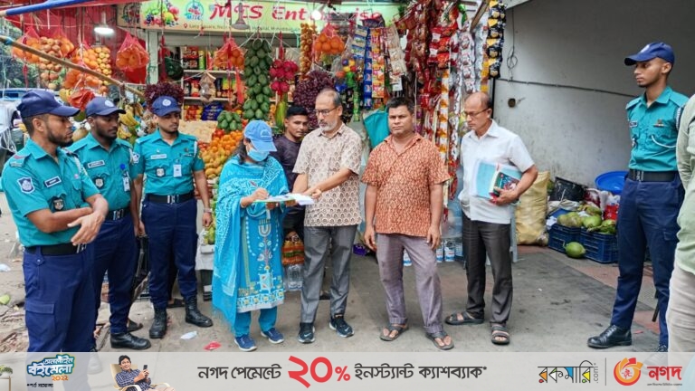 মেহেদীবাগ রোডে চসিকের বিশেষ অভিযান, ৮ ব্যক্তিকে জরিমানা 