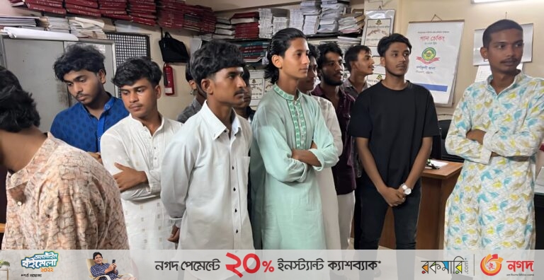 ‘জয় বাংলা’ বলে মিছিলের আদলে টিকটক ভিডিও, আটক ১২ তরুণ কারাগারে