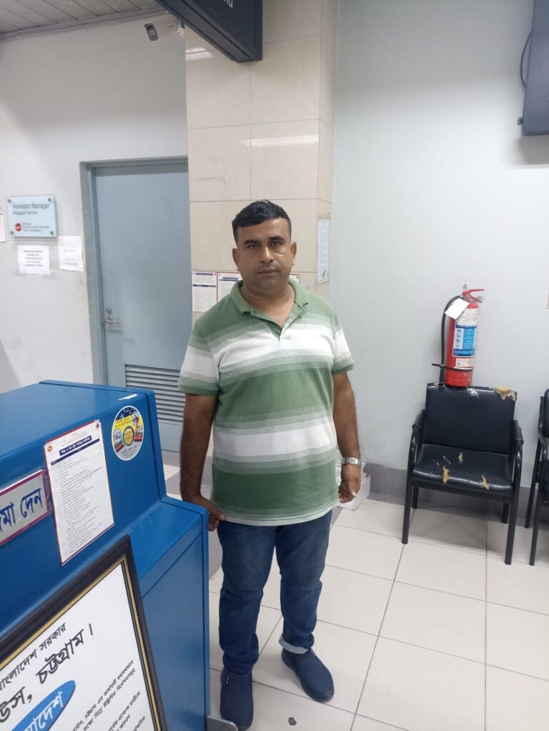 চট্টগ্রাম বিমানবন্দরে বিপুল পরিমাণ বিদেশী মুদ্রাসহ এক যাত্রী আটক