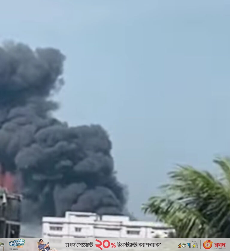 কর্ণফুলী ইপিজেড কারখানায় আগুন, নিয়ন্ত্রণে ফায়ার সার্ভিসের ৮ ইউনিট