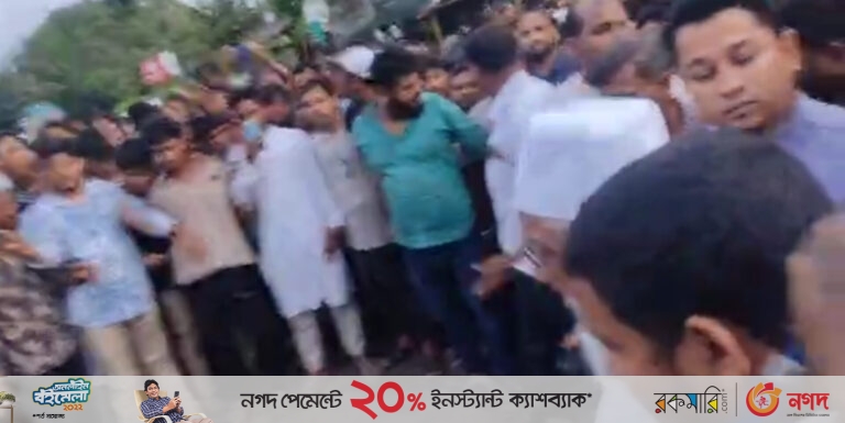 লোহাগাড়ায় ট্রাক চাপায় একই পরিবারের ৩ জন নিহত