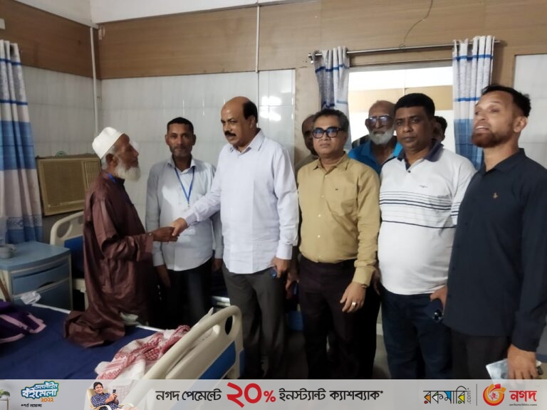 লায়ন চক্ষু হাসপাতালে রোগীদের শয্যাপাশে আসলাম চৌধুরী
