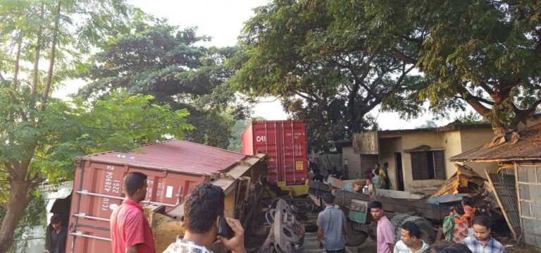 চট্টগ্রামে লরির ধাক্কায় উল্টে যাওয়া ট্রেন ২৪ ঘন্টাপর  উদ্ধার, স্বাভাবিক ট্রেন চলাচল