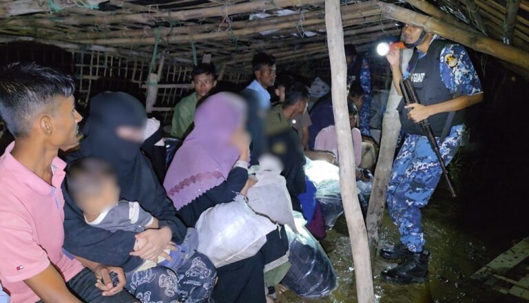 টেকনাফে কোস্ট গার্ড ও নৌবাহিনীর যৌথ অভিযানে নারী ও শিশুসহ ২১ জনকে উদ্ধার