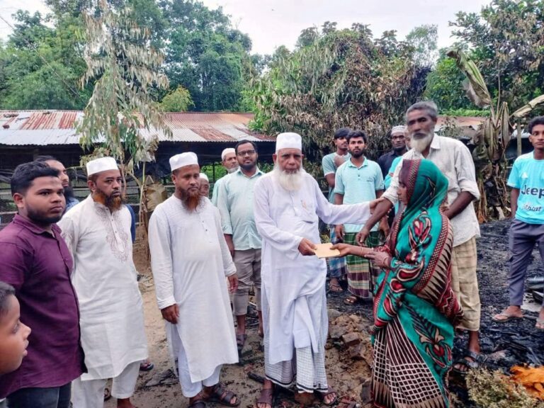 লোহাগাড়ায় অগ্নিকাণ্ডে ক্ষতিগ্রস্ত পরিবারের পাশে জামায়াতে ইসলামী