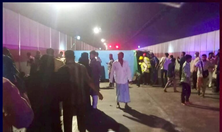 কর্ণফুলী টানেলে বাস উল্টে নারী-শিশুসহ আহত ৬