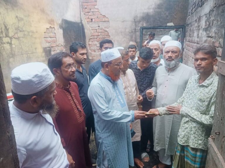লোহাগাড়ায় অগ্নিকাণ্ডে ক্ষতিগ্রস্ত পরিবারের পাশে দক্ষিণ জেলা জামায়াত নেতৃবৃন্দ 
