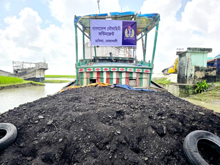 হাতিয়ায় নৌবাহিনীর অভিযানে কয়লাসহ তিন ট্রলার আটক 