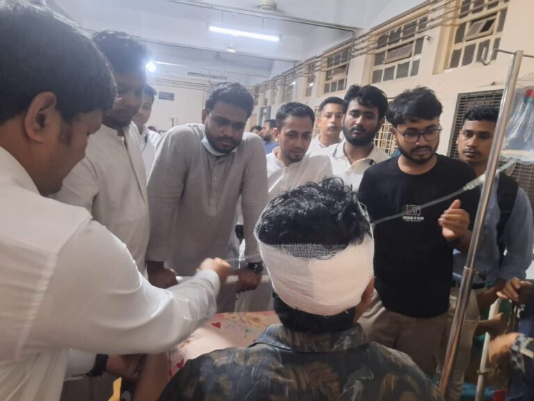 এখন টিভি’র আহত সাংবাদিকদের দেখতে চমেক হাসপাতালে এনসিপি নেতা আরিফ