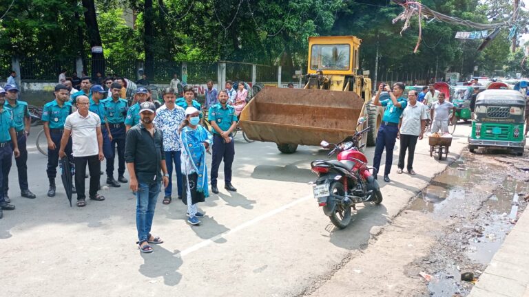 চট্টগ্রামে সড়ক ও ফুটপাত থেকে ৪৫ টি অস্থায়ী দোকান উচ্ছেদ