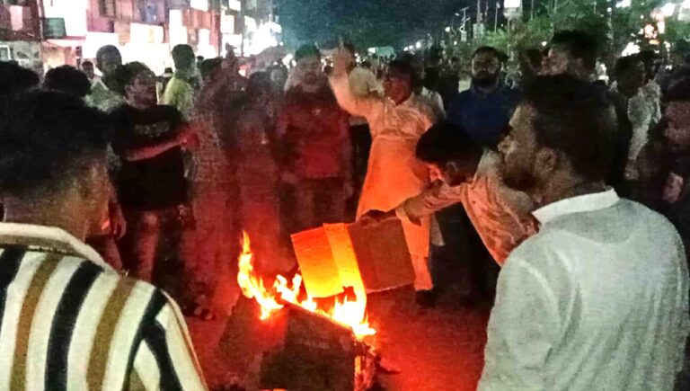 হাটহাজারীতে বিএনপি কর্মী হত্যার ঘটনায় রাউজানে উত্তেজনা, প্রধান দুই সড়ক অবরোধে বিক্ষোভ