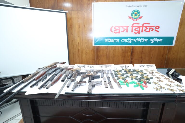 চান্দগাঁও ও পাঁচলাইশ থানার যৌথ অভিযানে অস্ত্র, গোলাবারুদ ও মাদকসহ তিনজন গ্রেফতার