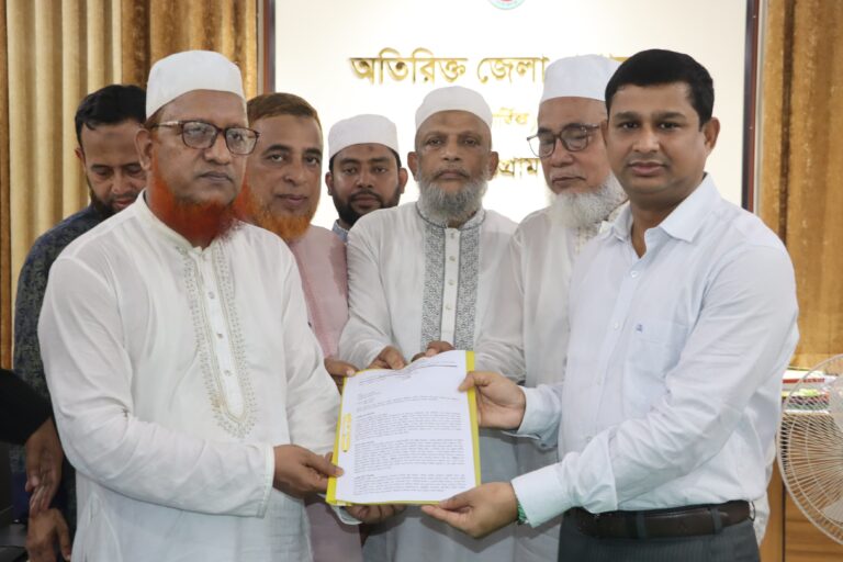 চট্টগ্রাম জেলা জামায়াতের পক্ষ থেকে জেলা প্রশাসকের নিকট স্মারকলিপি প্রদান