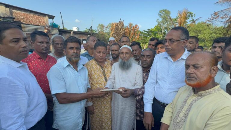 মিরসরাইয়ের মিঠানালায় অগ্নিকাণ্ডে ক্ষতিগ্রস্ত ১১ পরিবারের পাশে দাঁড়ালেন শাহীদুল ইসলাম চৌধুরী