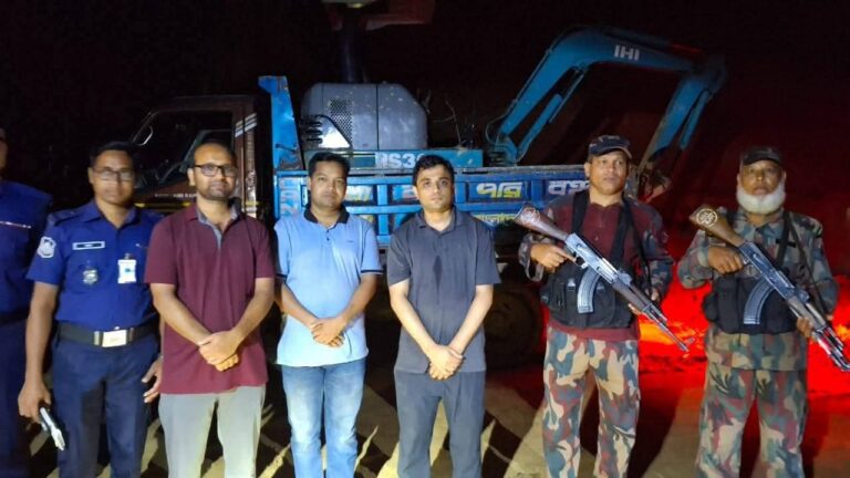 নাইক্ষ্যংছড়িতে যৌথ অভিযানে পাহাড় কাটার ডাম্পার-এস্কেভেটর জব্দ
