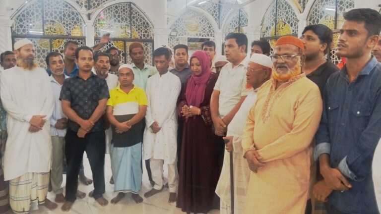 আনোয়ারায় শাহ মোহসেন আউলিয়া (র.) দরগাহে ব্যারিস্টার শাকিলা ফারজানা